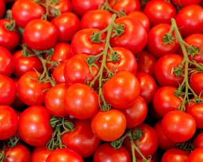 Tomaten in die Nasenlöcher stecken